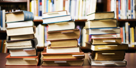 Libri in tre pile Libri in tre pile