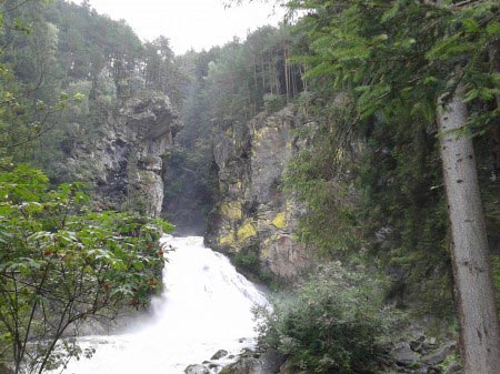 Cascate di Riva Torrente tra le rocce