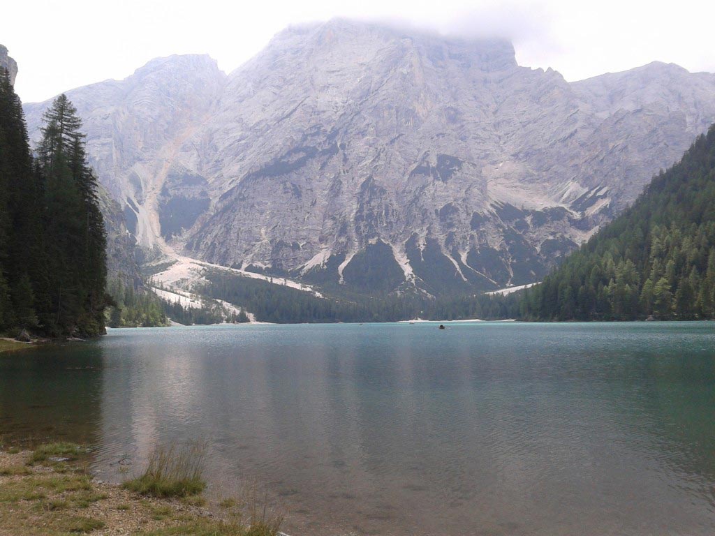 Lago di Braies con montagne sullo sfondo