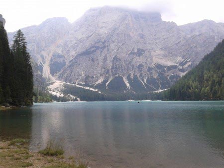 Lago di Braies Lago di Braies con montagne sullo sfondo