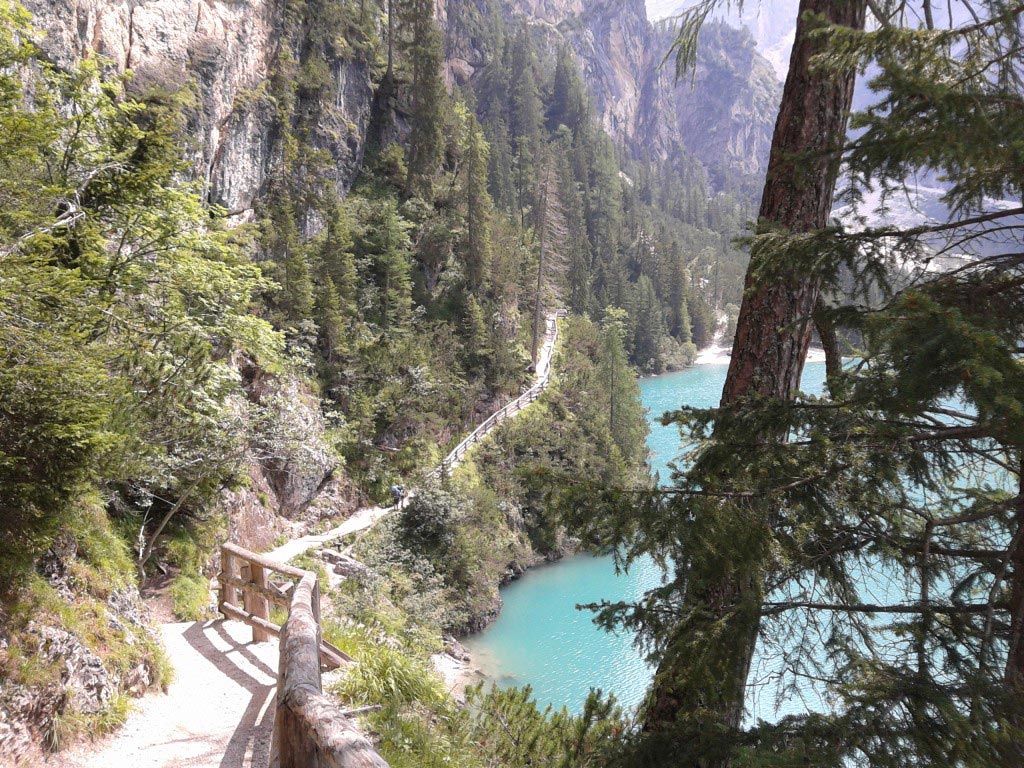 Lago di Braies e sentiero laterale con fianco di rocce