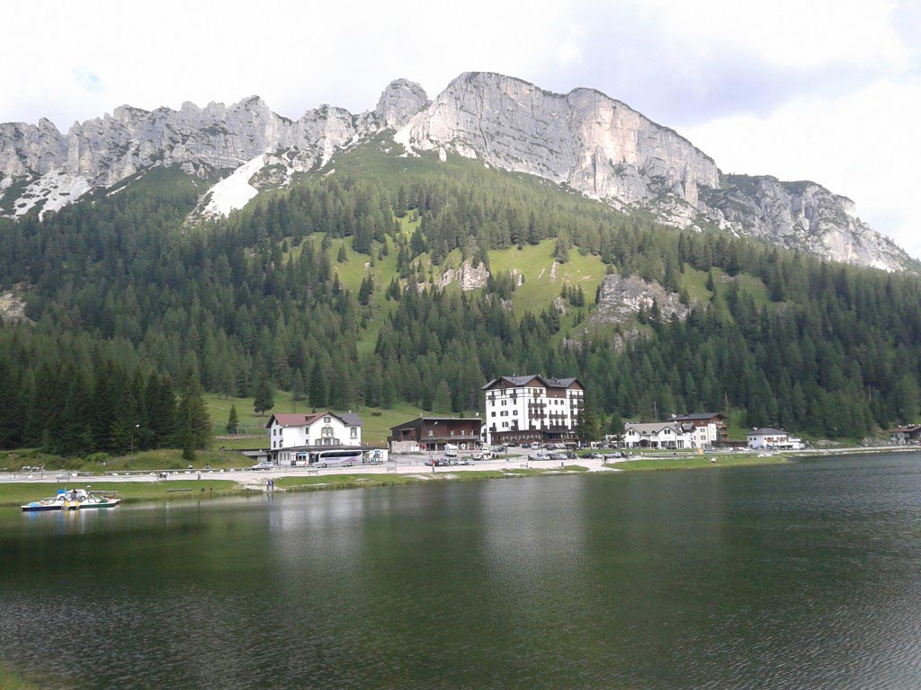 Foto del lago di Misurina con gli hotel e i monti sullo sfondo