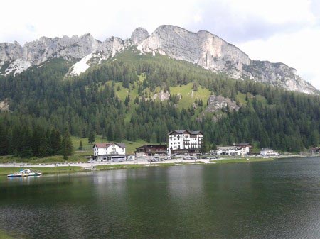 Lago di Misurina 01 Foto del lago di Misurina con gli hotel e i monti sullo sfondo