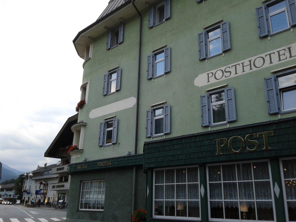 Il fianco sinistro del Post Hotel 