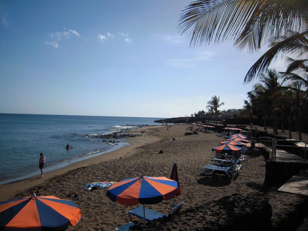 Spiaggia con bagnanti e ombrelloni