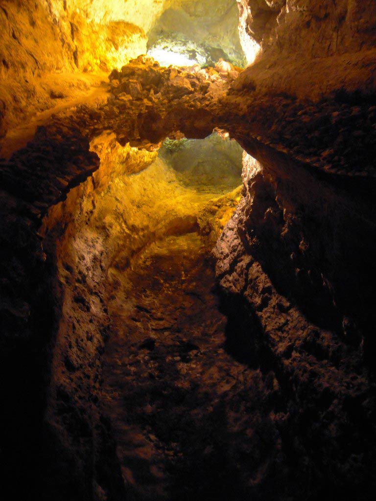 Soffitto della grotta riflesso nell'acqua