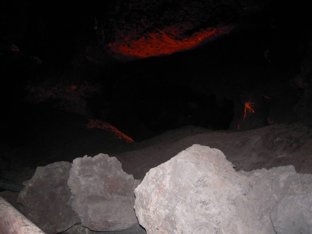 Caverna con roccia lavica