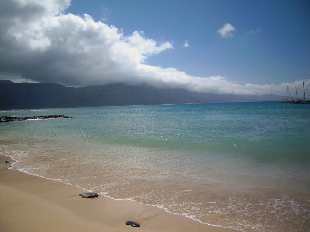 Spiaggia con oceano fino all'orizzonte