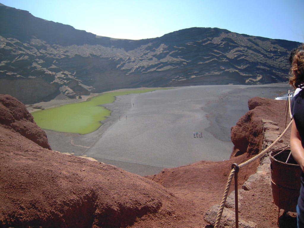 Lago verde con terra nera attorno