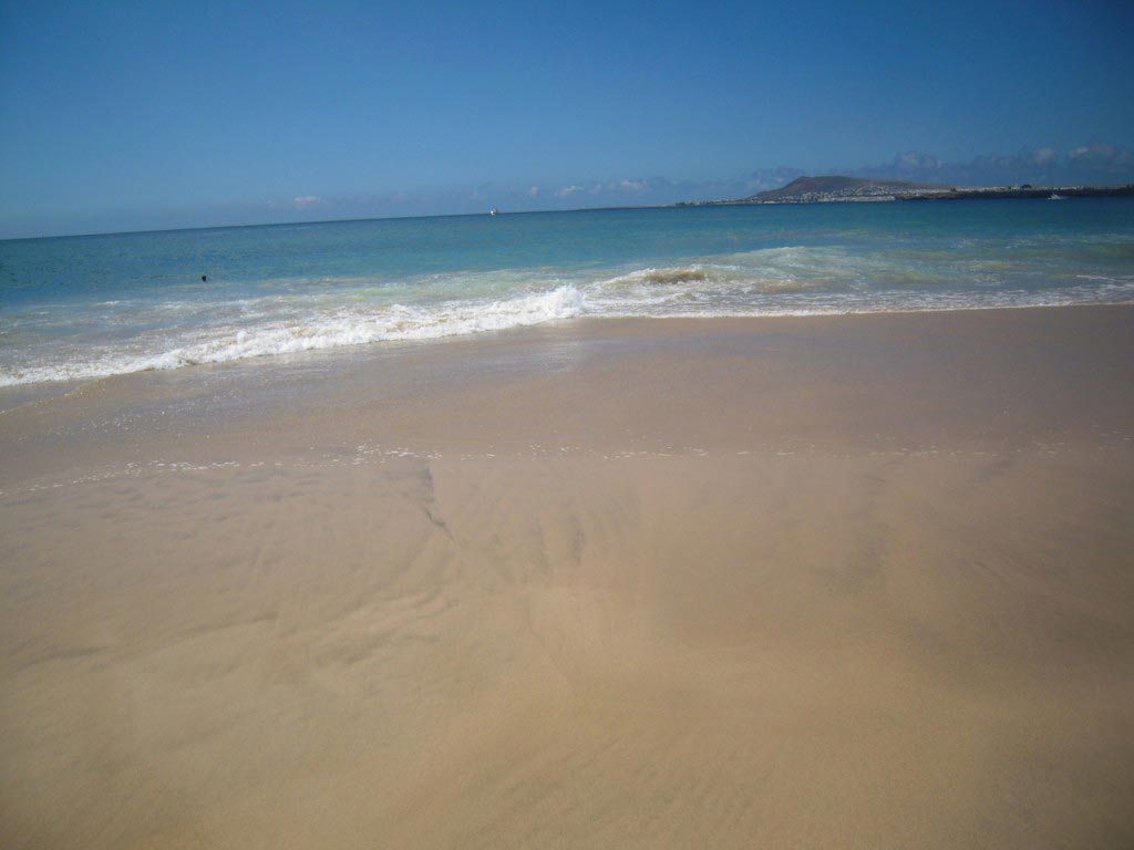 Spiaggia di sabbia bianca con oceano e onde