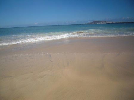 Lanzarote - Playa Blanca 01 Spiaggia di sabbia bianca con oceano e onde
