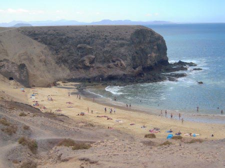 Lanzarote - Playa Blanca 03 Spiaggia bianca in una conca rocciosa nell'oceano