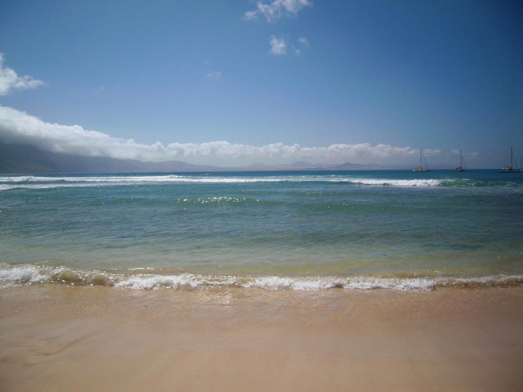 Spiaggia con mare fino all'orizzonte