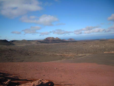 Lanzarote - Timanfaya 01 Terra rossa e marrone con vulcano in fondo