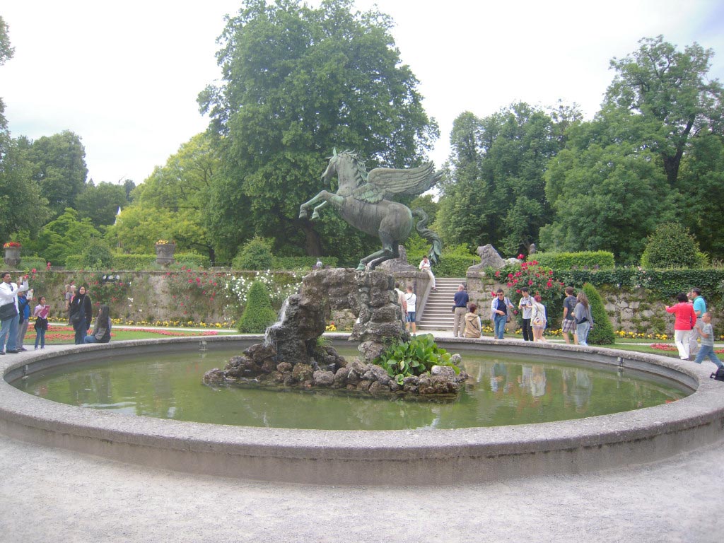 La statua di un cavallo alato nei Giardini Mirabell