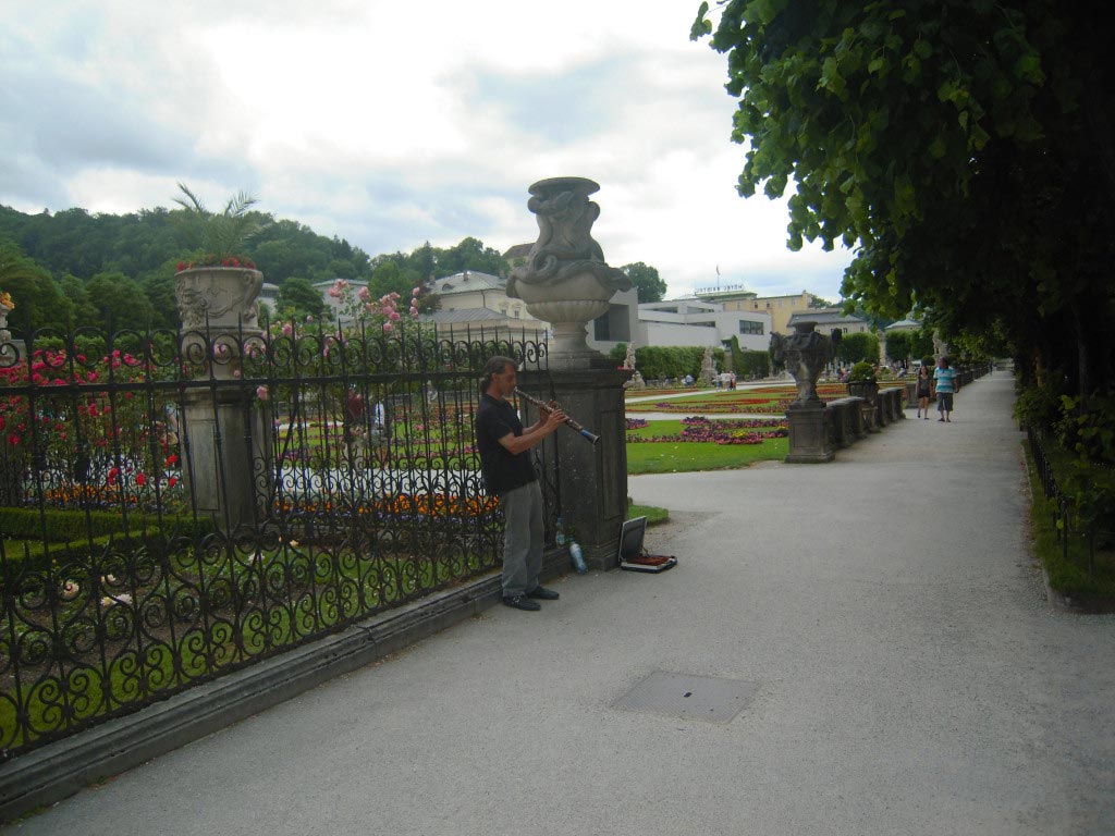 Un musicista tra le porte dei Giardini Mirabell