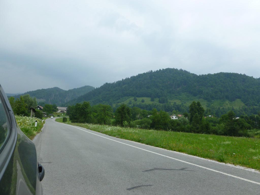 Slovenia - strada con montagne