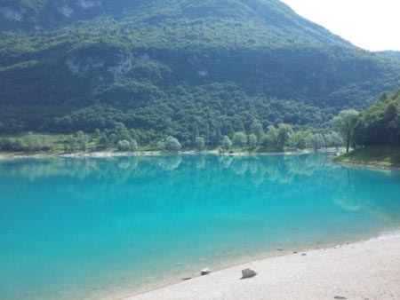 Un'altra vista del lago da costa a costa. Il lago si è formato attorno al 1100 dopo una frana del monte Misone che ha interrotto il corso del torrente Rì Sec Lago di Tenno