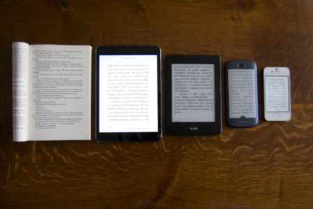 Libro, ebook e smartphone