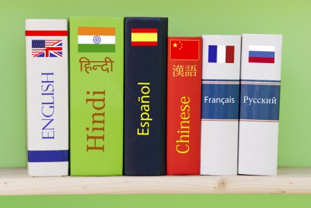 Libri accostati con titoli di varie lingue