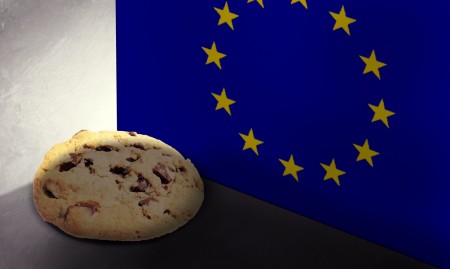 Biscotto vicino a bandiera dell'Unione Europea