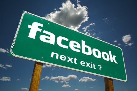 Segnale stradale di Facebook con scritto next exit